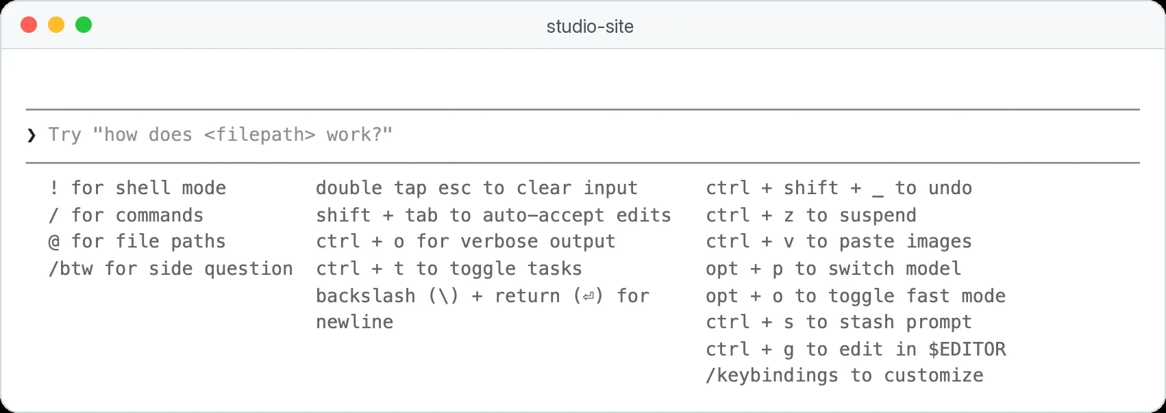 Panneau des commandes Claude Code et des raccourcis clavier, ouvert en tapant ? dans une vraie session Claude Code 2.1.303