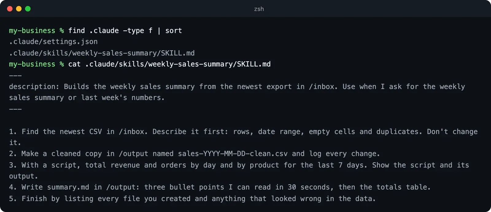 Terminal de Mac con una plantilla de prompt para Claude Code guardada como archivo SKILL.md dentro de la carpeta .claude/skills de un proyecto