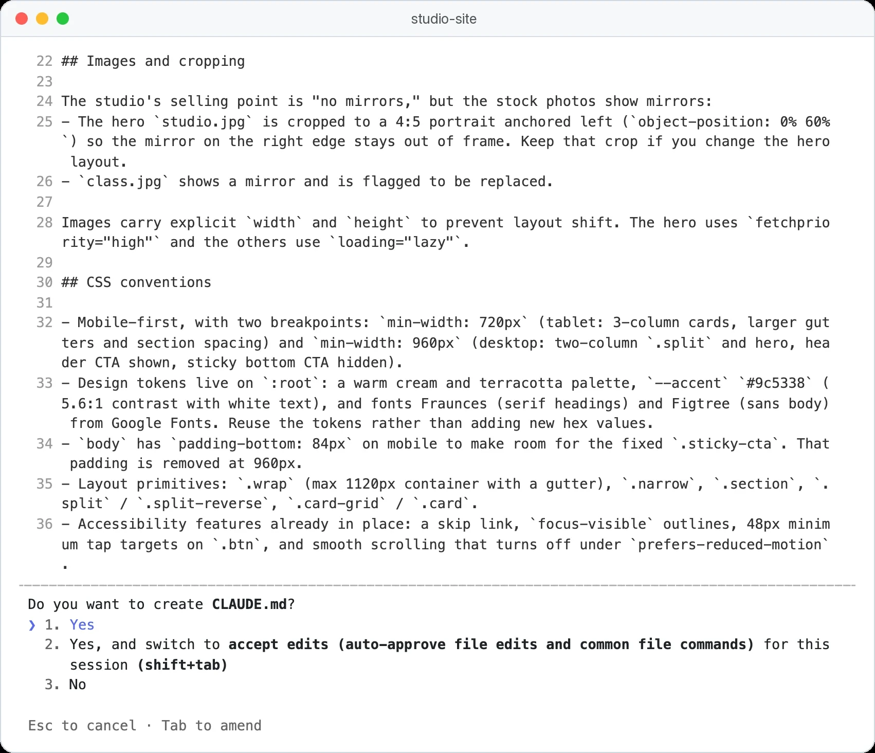 Un fichier CLAUDE.md écrit par /init dans une vraie session Claude Code, présenté pour validation avant d'être enregistré